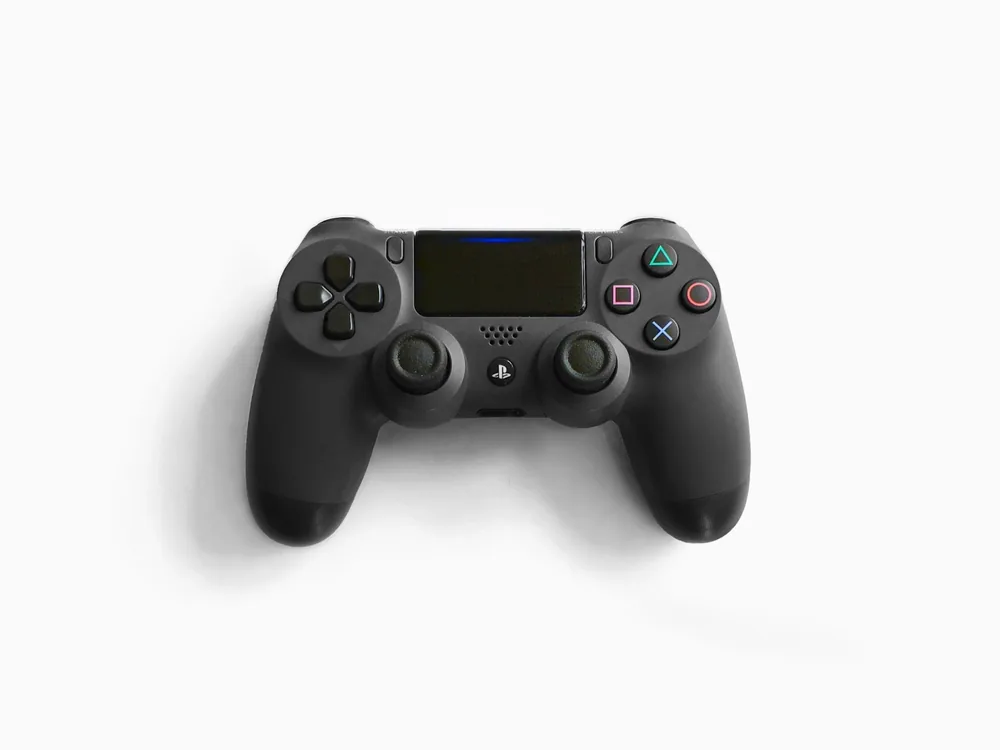 Controller da gioco su fondo chiaro, fotografato in luce da studio